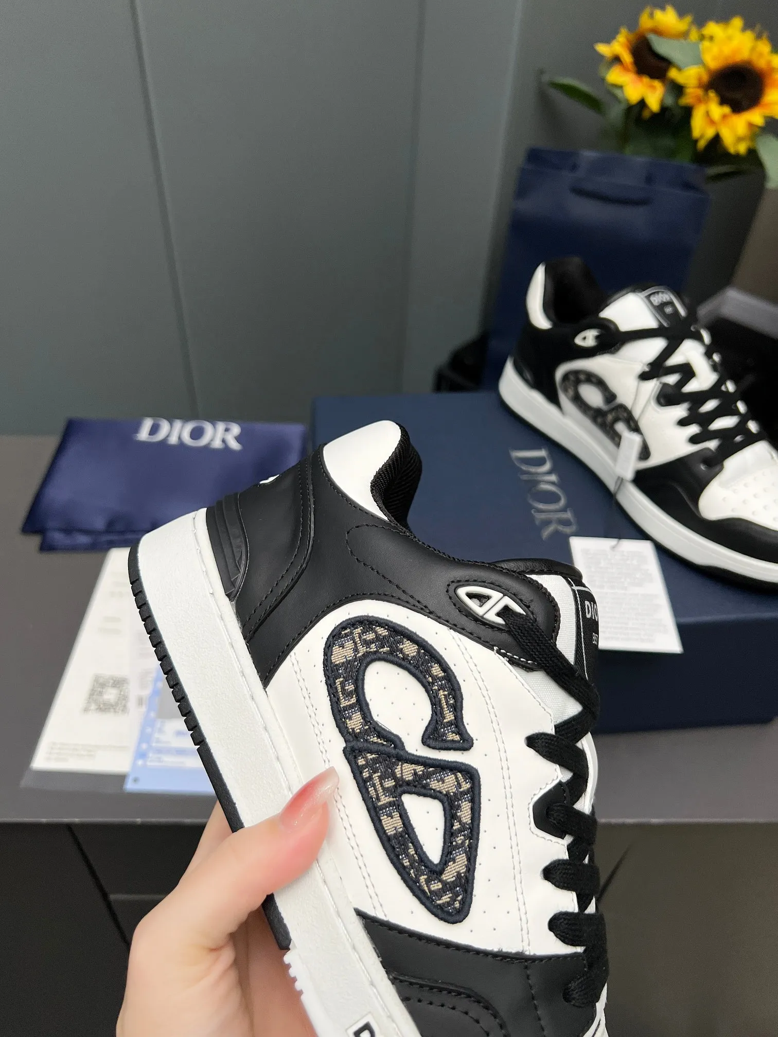 Men's Men's Shoes 💰600 Dior DiorB57 top version of low-top sneakers! ! ! Navy blue with beige smooth first-layer cowhide, fully oiled edges, T men's shoes 💰U outsole.  The 2024 autumn men's wear series has made a wonderful debut, a new classic item launched by Dior. Crafted from smooth first-grain cow leather in navy blue and beige, it's accented by a large leather heat-stamped CD logo on the sides. The distinctive laces of the same color match the color of the shoe body, and the opening and closing are decorated with various classic details on the tongue, sole and back side to enhance the style. The eyelet details, upper stitching and heel strip panels of the same color highlight the dynamic charm of its sports style. Exclusive two-color molded T men's shoes 💰U outsole is light, comfortable, non-slip and wear-resistant, the mesh lining and feet are customized with original colors, soft and breathable. Exquisite production technology highlights the grade, and can be matched with all kinds of clothing to create a refined look.
